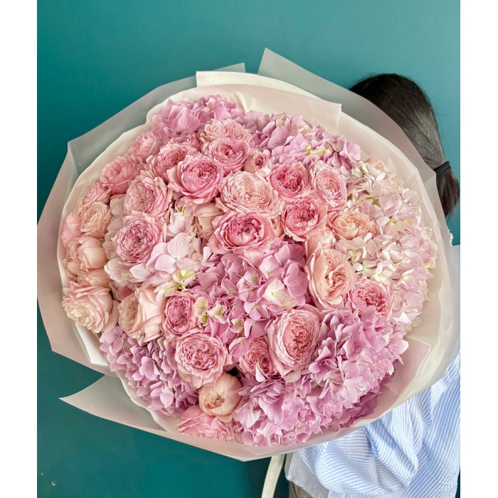 Букет «Нежное Облако» — 9 Розовых Гортензий и Кустовые Розы — лучшие букеты по вашему вкусу