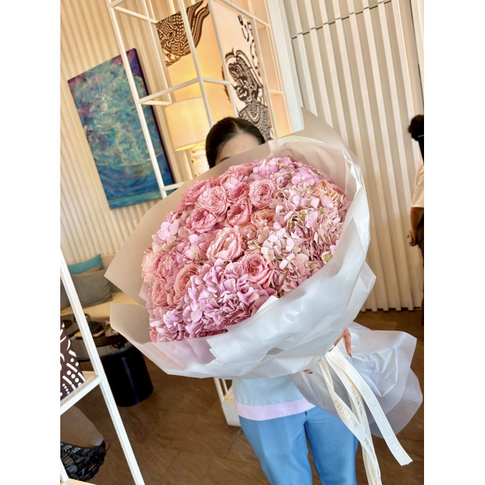 Букет «Нежное Облако» — 9 Розовых Гортензий и Кустовые Розы — лучшие букеты по вашему вкусу