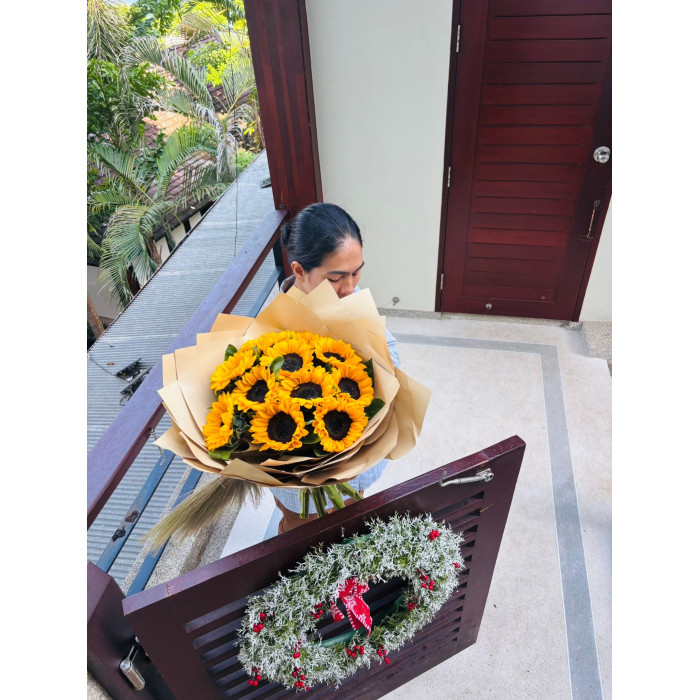 Букет из 11 золотых подсолнухов "Гелиос" в крафтовой бумаге — лучшие букеты по вашему вкусу