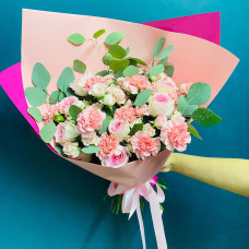 Букет Розовый Сад – Розы, Кустовые Розы, Гвоздики и Зелень