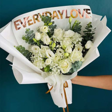 Букет Белая Безмятежность – Белые Розы, Лизиантусы, Гипсофила и Эвкалипт