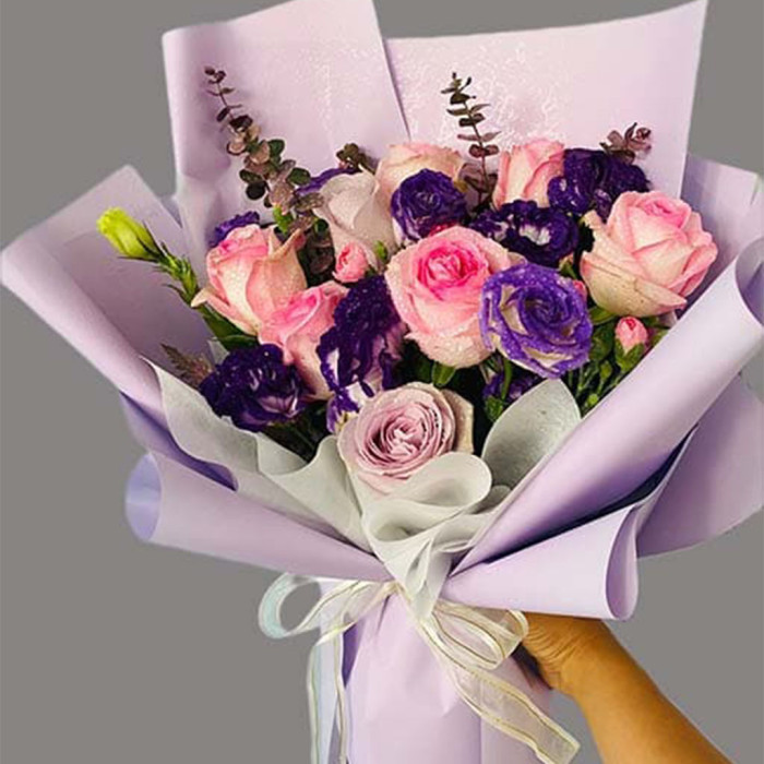 Букет Розовый Шёпот – Розовые Розы, Пурпурные Лизиантусы и Эвкалипт — лучшие букеты на любой случай