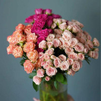 Sweetheart” Spray Roses in a Vase – Perfect for Any Special Day