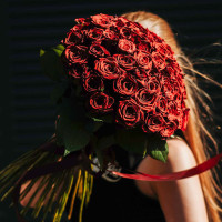 Букет роз "100 цветущих красных роз"