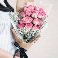 Sweet Kiss” Pink Roses and Baby’s Breath – Delicate Floral Arrangement